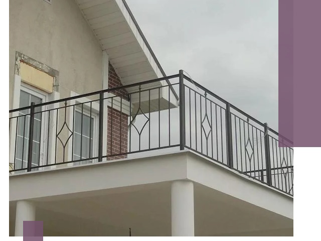 Изготовление балконных ограждений в Ярцеве из металла и стекла